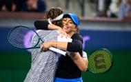 Stefanos Tsitsipas and Paula Badosa embrace (Image via Getty)
